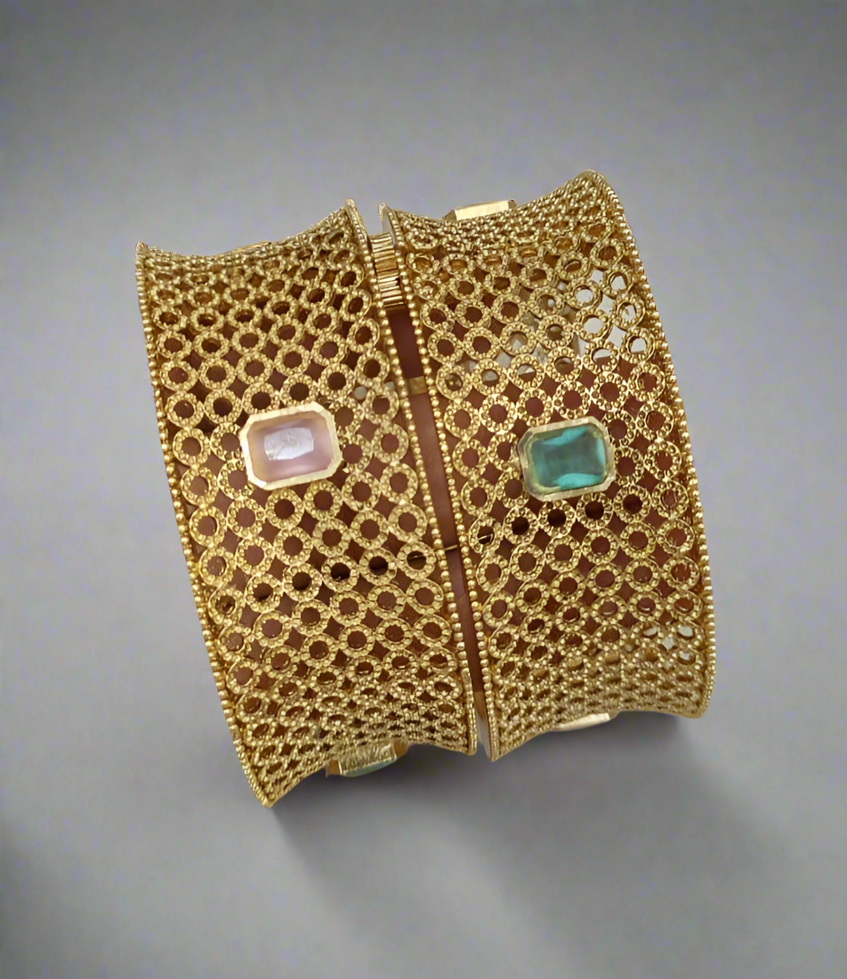 Antique Bangle 2/6