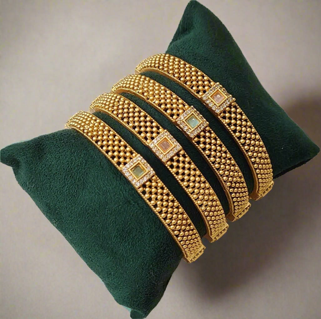 Antique Bangle 2/6